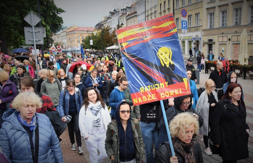 Zdjęcie demonstracji "Do Kosza! Nie dla Zaostrzenia". Autorstwo: JohnBob & Sophie Art
